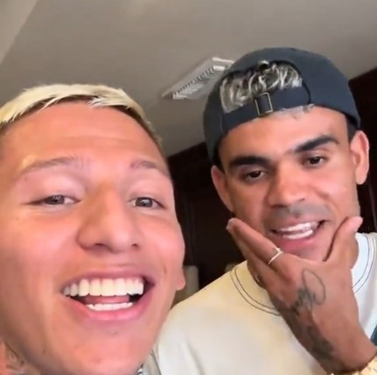 El delantero colombiano estuvo con youtubers de su pa&iacute;s.