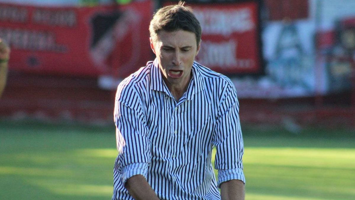 El entrenador Luciano Theiler se fue muy feliz por la primera final que ganó su equipo.