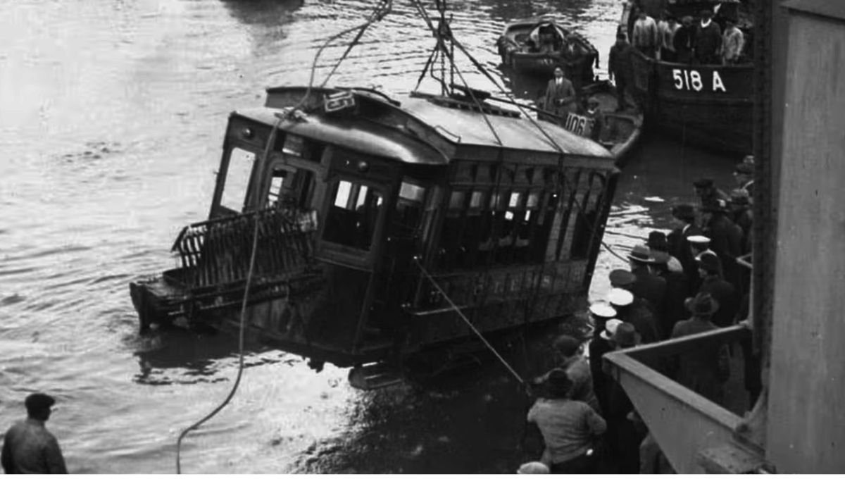 La tragedia del Riachuelo: un tren que cayó al río, niebla, muertos y un misterio que marcó a Buenos Aires