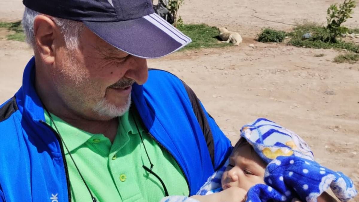 Alberto Guirao es jubilado y convocó gente para ayudar en un merendero.