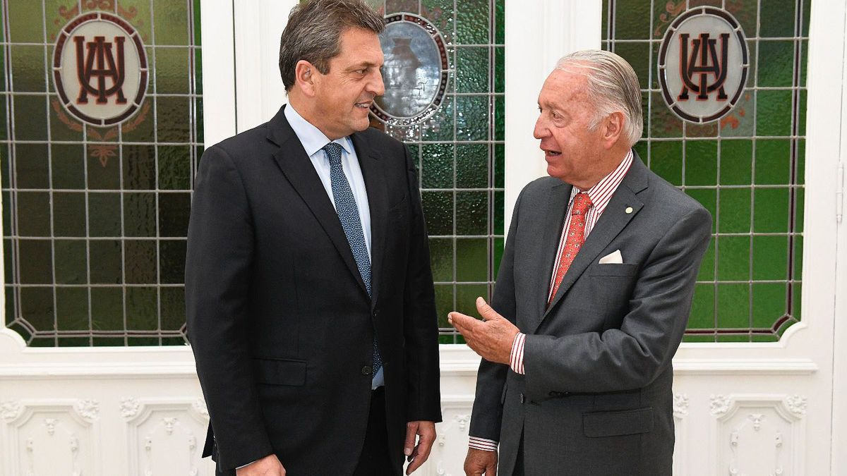 Sergio Massa junto al titular de UIA, Daniel Funes de Rioja. Sergio Massa junto al titular de UIA, Daniel Funes de Rioja.