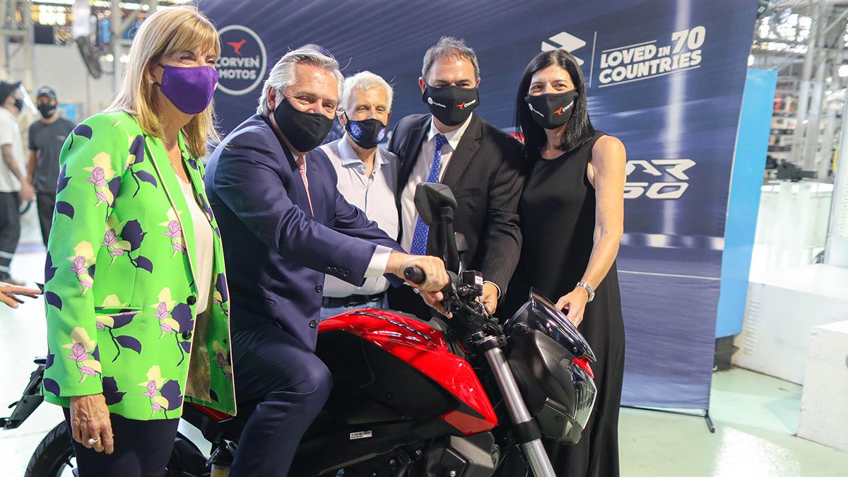 El presidente Alberto Fernández realizó una visita a la planta donde se realizará la fabricación local de las motos Kawasaki.
