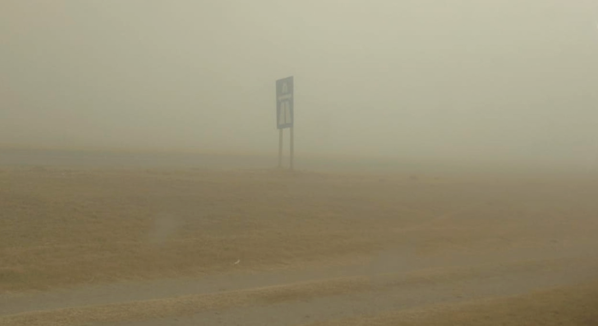 Este era el panorama cerca del mediodía en la ruta 40, entre El Gauchito y Zapata, por la presencia del Zonda. Este era el panorama cerca del mediodía en la ruta 40, entre El Gauchito y Zapata, por la presencia del Zonda.