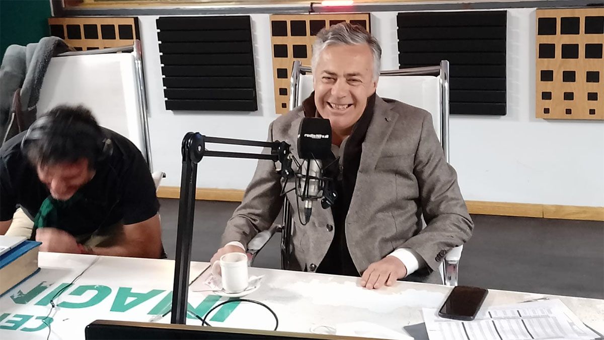 El senador nacional Alfredo Cornejo visitó los estudios de radio Nihuil.