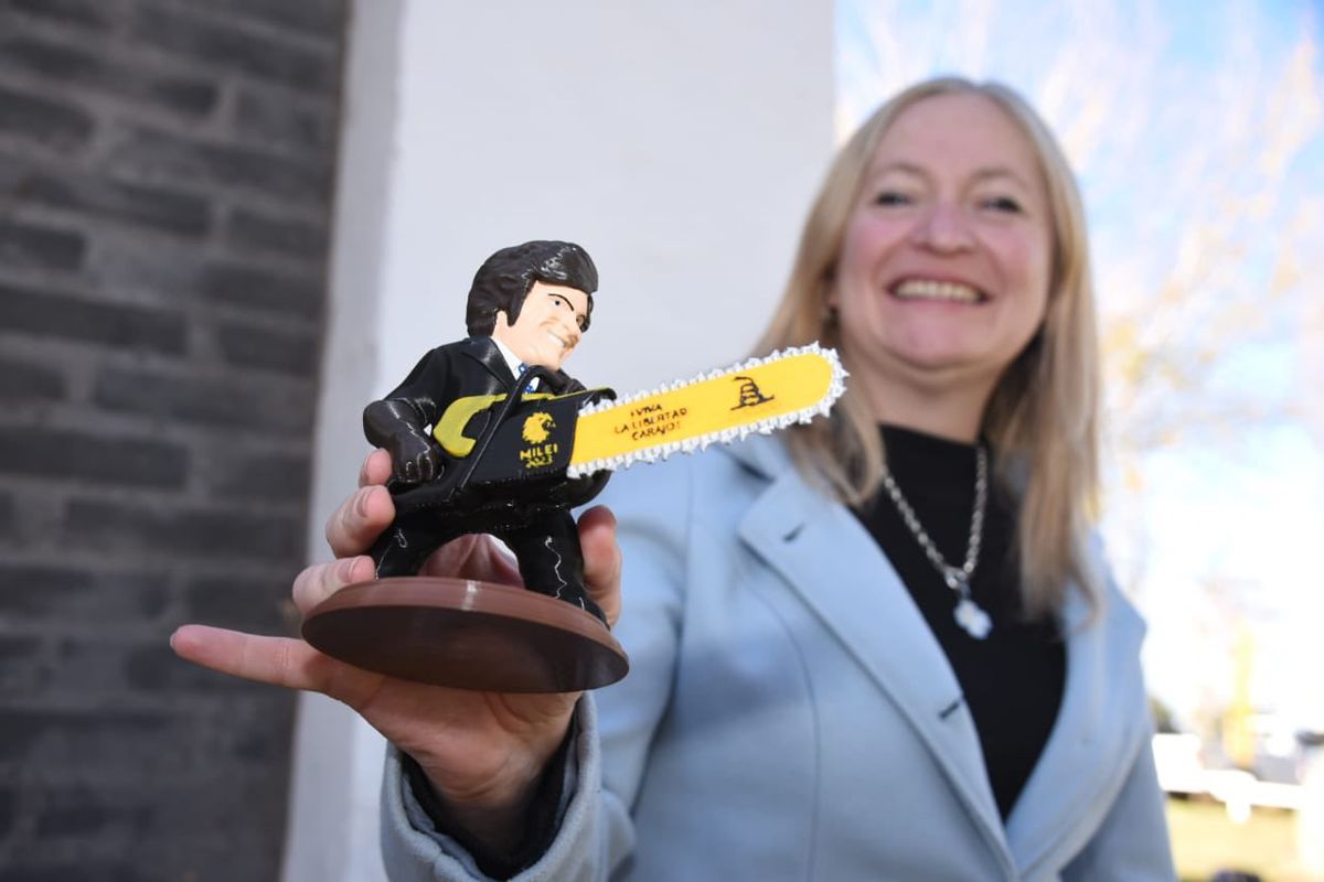 "Espero que el gobierno reaccione y se saque a ese lastre de encima", dijo Hebe Casado al aire en Radio Con Vos, refiriéndose a Lule Menem. "Espero que el gobierno reaccione y se saque a ese lastre de encima", dijo Hebe Casado al aire en Radio Con Vos, refiriéndose a Lule Menem.