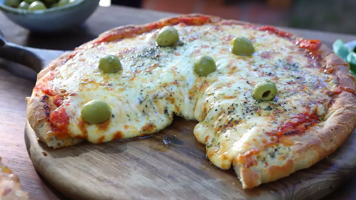 Nada m&aacute;s rico que preparar este chimichurri casero hecho con una receta f&aacute;cil y colocarle a la pizza.
