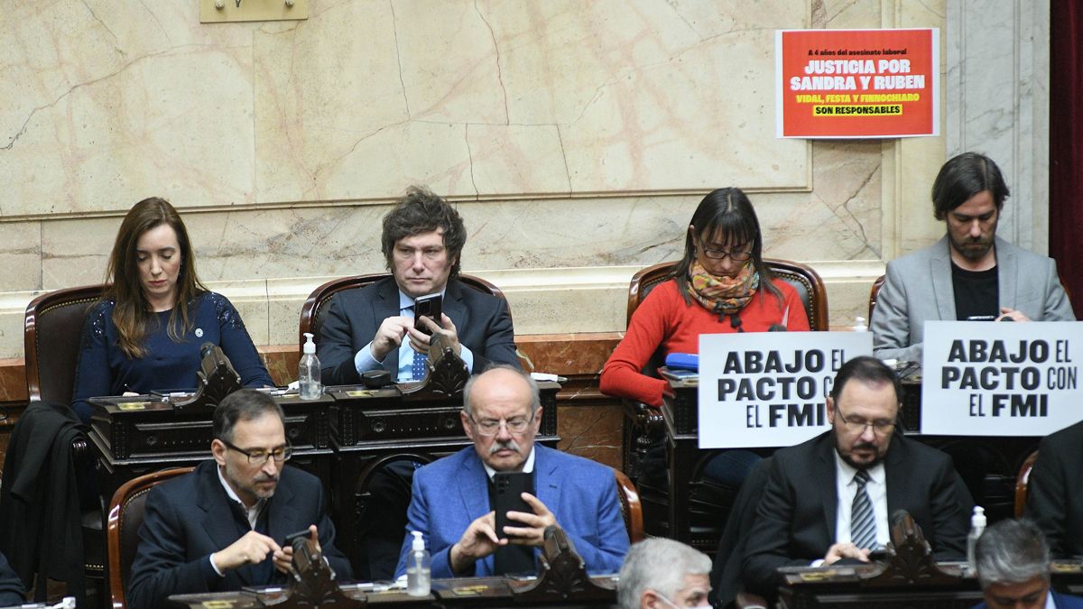 La derecha y la izquierda. Mientras se despedía Massa, Javier Milei se mostraba muy serio, casi enojado y los diputados del FIT exhibían carteles con la leyenda