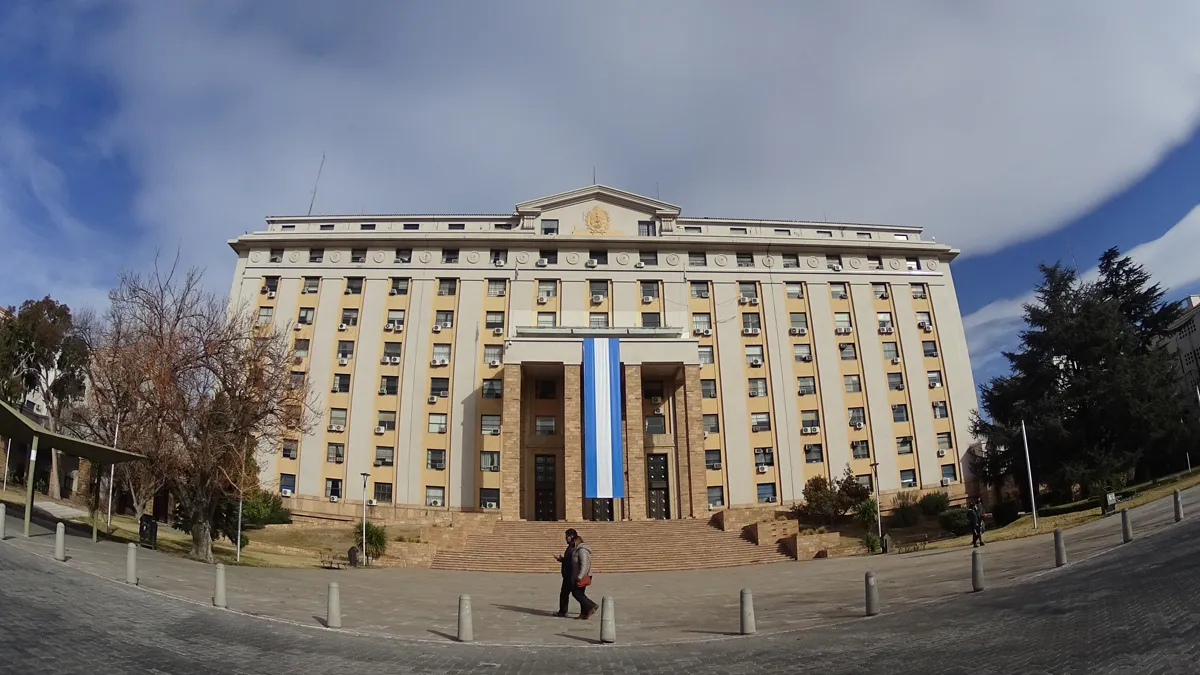 Comenzó a regir el nuevo Estatuto de Empleados Públicos en Mendoza. Comenzó a regir el nuevo Estatuto de Empleados Públicos en Mendoza.