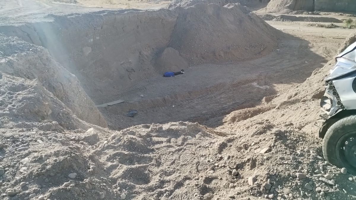 El cuerpo de la turista muerta luego de salir despedida del auto en el que se trasladaba por la ruta 40 con otras dos jóvenes de Buenos Aires. El cuerpo de la turista muerta luego de salir despedida del auto en el que se trasladaba por la ruta 40 con otras dos jóvenes de Buenos Aires.