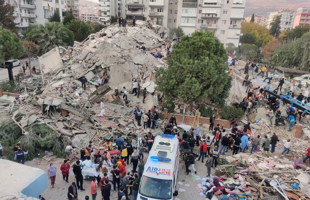 El lunes otras dos niñas de 3 y 14 años fueron rescatadas entre los escombros de dos edificios derrumbados en Esmirna