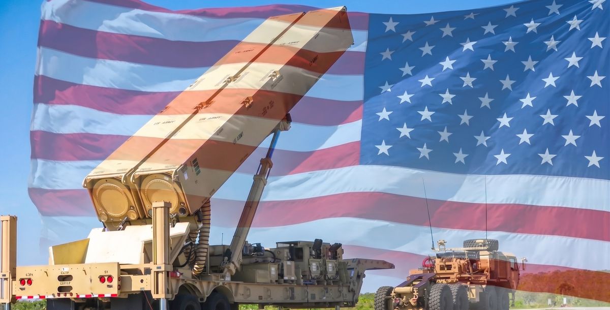 El Comando Central de EE. UU. ha solicitado el envío de la batería de misiles hipersónicos Dark Eagle a Oriente Medio, marcando la primera vez que Washington despliega esta avanzada tecnología aún en fase operativa. Esta medida busca directamente contrarrestar los lanzadores de misiles balísticos de Irán, que han sido reubicados fuera del alcance de los sistemas de precisión tradicionales estadounidenses.&nbsp;