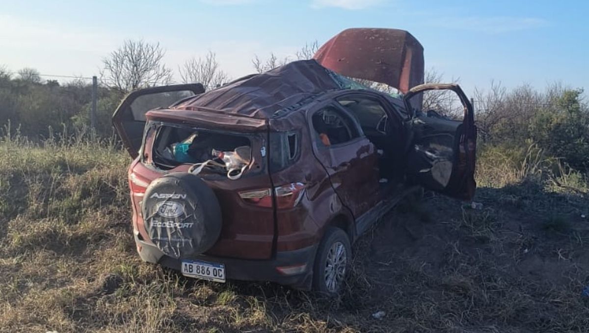 Se desconocen los motivos por los que el rodado dio múltiples vuelcos. Se desconocen los motivos por los que el rodado dio múltiples vuelcos. 