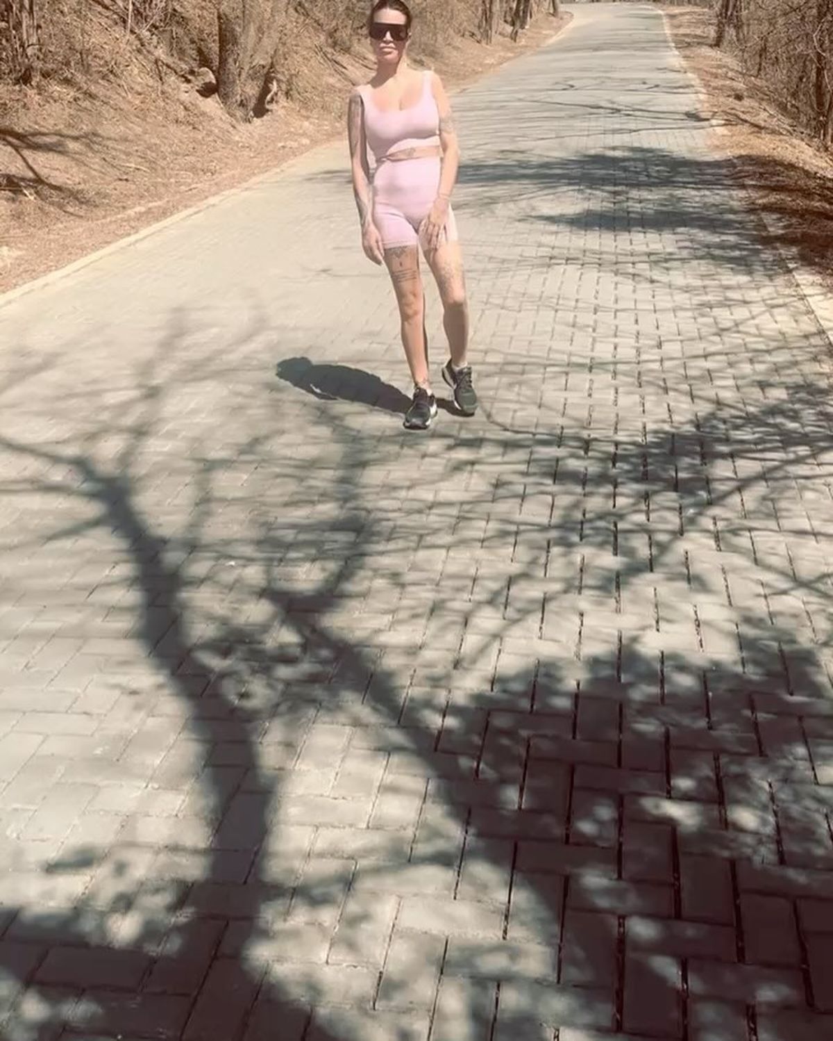 Desde Salta, Florencia Peña se suma a las calzas XS en clave rosa empolvado al ras y anticipa la primavera. Desde Salta, Florencia Peña se suma a las calzas XS en clave rosa empolvado al ras y anticipa la primavera.