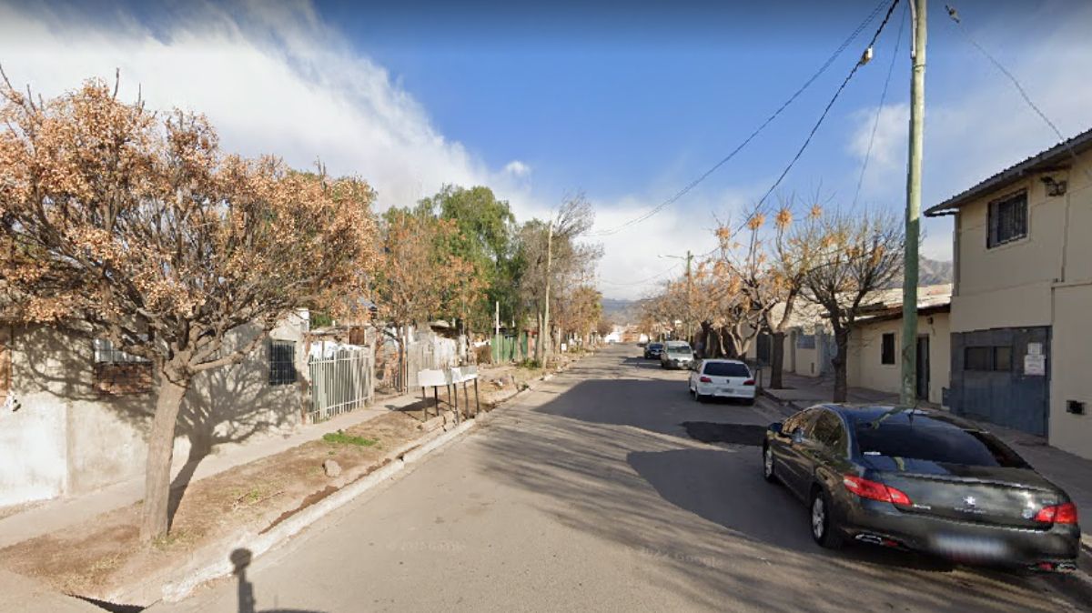 En el patio de una casa del barrio 12 de Mayo encontraron el cuerpo de un baleado en Las Heras.