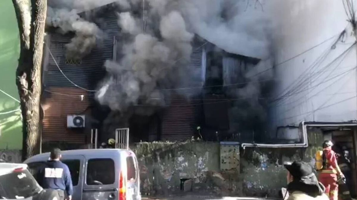 Una persona en silla de ruedas murió y ocho personas resultaron heridas en un incendio que se desató en el barrio porteño de La Boca. Una persona en silla de ruedas murió y ocho personas resultaron heridas en un incendio que se desató en el barrio porteño de La Boca.