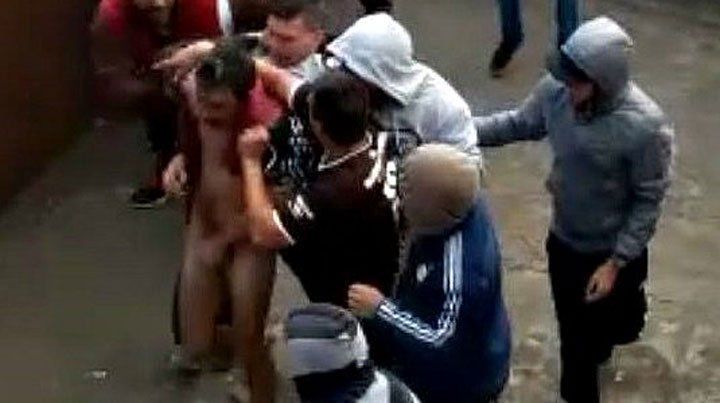 Violencia: golpearon y desnudaron a un hincha de Atlanta infiltrado