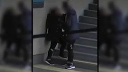 Video: golpeó y tiró de los pelos a su novia en el subte y fue detenido
