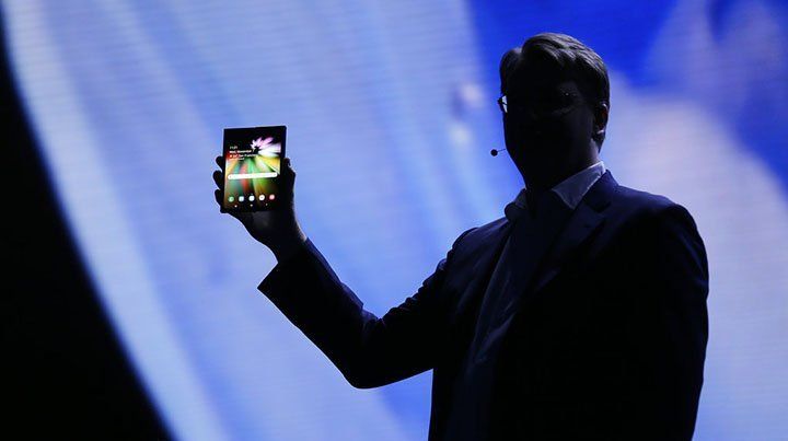 Samsung mostró su primer smartphone plegable