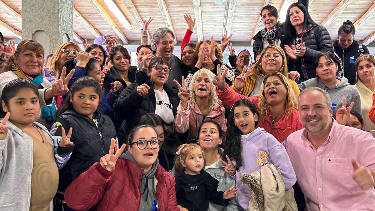 El presidente del peronismo local, Emir Félix, junto a Matías Stevanato, intendente de Maipú y la militancia femenina. El presidente del peronismo local, Emir Félix, junto a Matías Stevanato, intendente de Maipú y la militancia femenina.