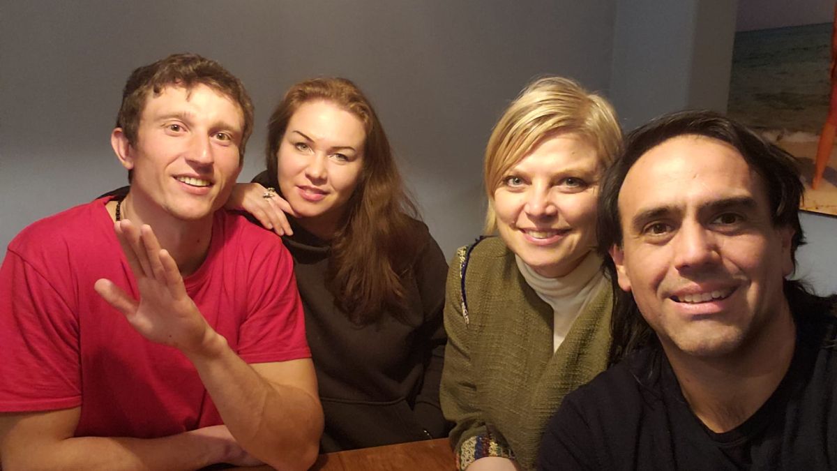 Las secuelas de la guerra Rusia - Ucrania ha dejado millones de refugiados, y entre ellos la pareja ucraniana de Andrei y Victoria, quienes han sido recibidos por el mendocino Leopoldo Avalos y su esposa alemana Ama.