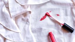 5 trucos de limpieza para sacar las manchas de maquillaje de la ropa