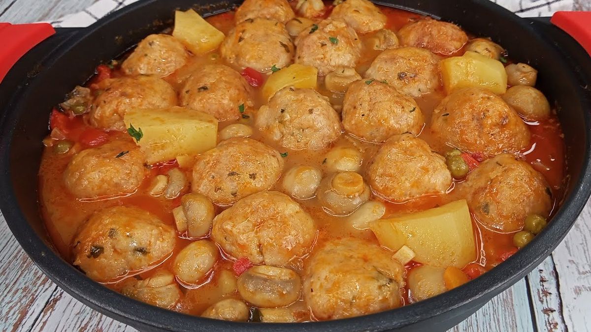 Recetas: cómo hacer guiso de albóndigas de carne molida con papas para comer en 35 minutos. (Foto: gentileza Pinchos y Tapas de Rambo/YouTube). Recetas: cómo hacer guiso de albóndigas de carne molida con papas para comer en 35 minutos. (Foto: gentileza Pinchos y Tapas de Rambo/YouTube).