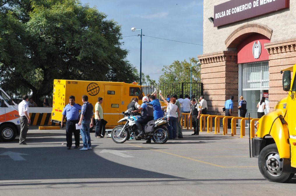 El nombre de Omar El Tanga Gómez se conoció tras el frustrado asalto a un camión blindado que iba a la Bolsa de Comercio en el híper Carrefour de Godoy Cruz. El nombre de Omar El Tanga Gómez se conoció tras el frustrado asalto a un camión blindado que iba a la Bolsa de Comercio en el híper Carrefour de Godoy Cruz.