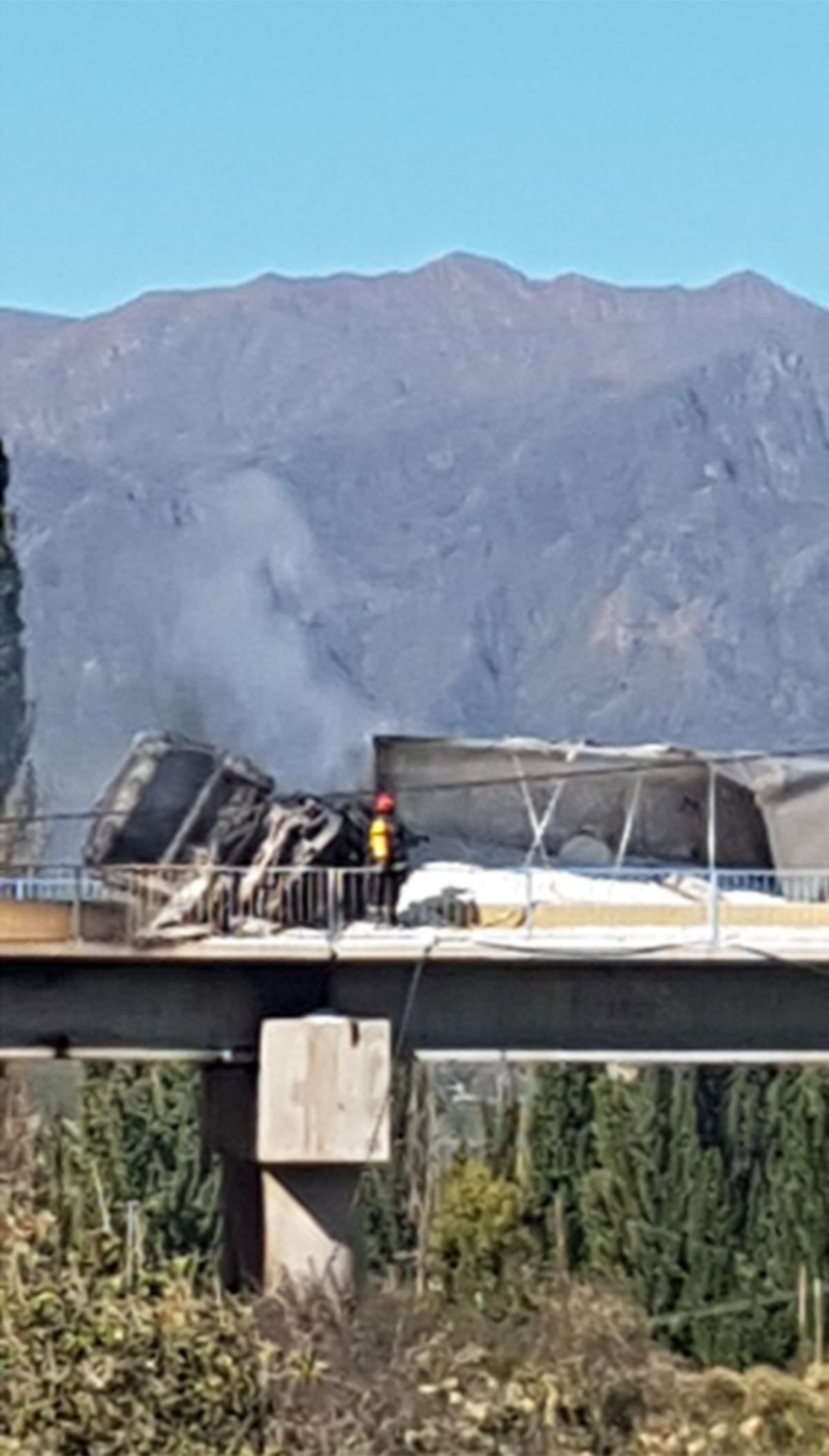 El camión volcado en ruta 7 y 82 de Potrerillos.