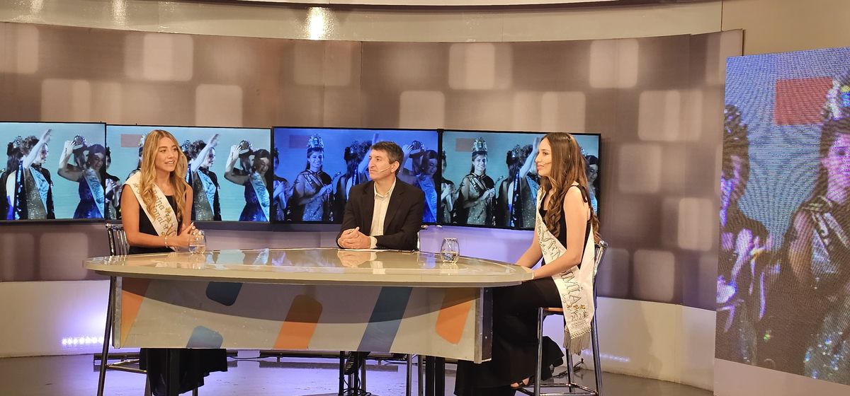 Un momento de la charla televisiva por Canal 7 de la reina Agostina Saua, el conductor Sergio Robles y la virreina Rocío Neila. Un momento de la charla televisiva por Canal 7 de la reina Agostina Saua, el conductor Sergio Robles y la virreina Rocío Neila.