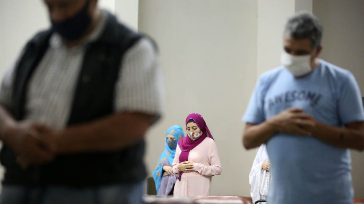 El hiyab es un código de vestimenta femenina islámica que establece que debe cubrirse la mayor parte del cuerpo y que en la práctica se manifiesta con distintos tipos de prendas, según zonas y épocas.