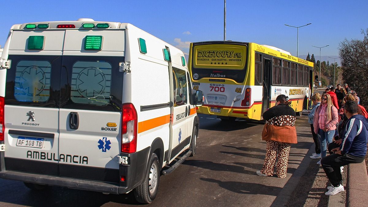 La ambulancia del SEC tuvo que atender a dos heridos del micro de Dicetours, mientras que una señora embarazada que viajaba en el auto particular involucrado, fue auto evacuada y llevada al hospital. La ambulancia del SEC tuvo que atender a dos heridos del micro de Dicetours, mientras que una señora embarazada que viajaba en el auto particular involucrado, fue auto evacuada y llevada al hospital.