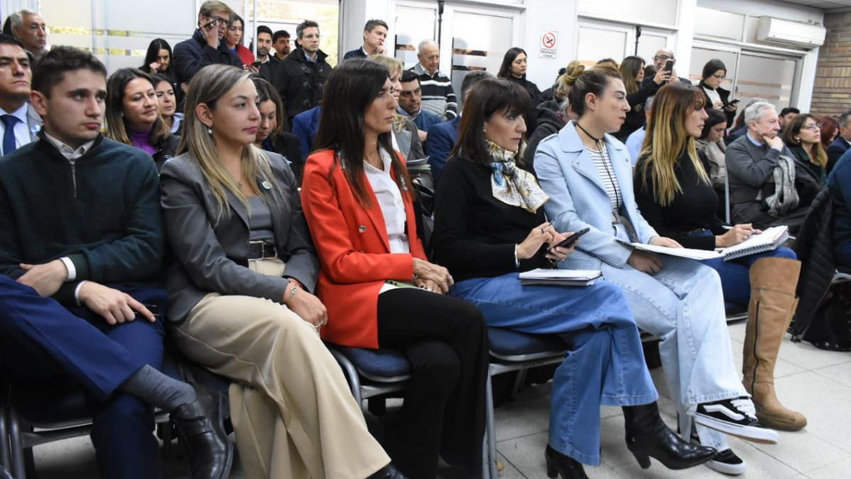 Atentos a las explicaciones de Mema y Fayad sobre la adenda que firmó el Gobierno con la Nación por la plata de Portezuelo del Viento. Atentos a las explicaciones de Mema y Fayad sobre la adenda que firmó el Gobierno con la Nación por la plata de Portezuelo del Viento.