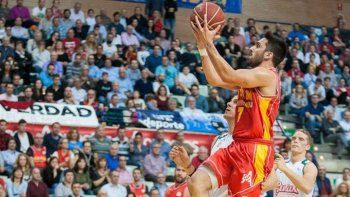 ¡Argentinazo! Metió un triple desde la mitad de la cancha sobre la chicharra