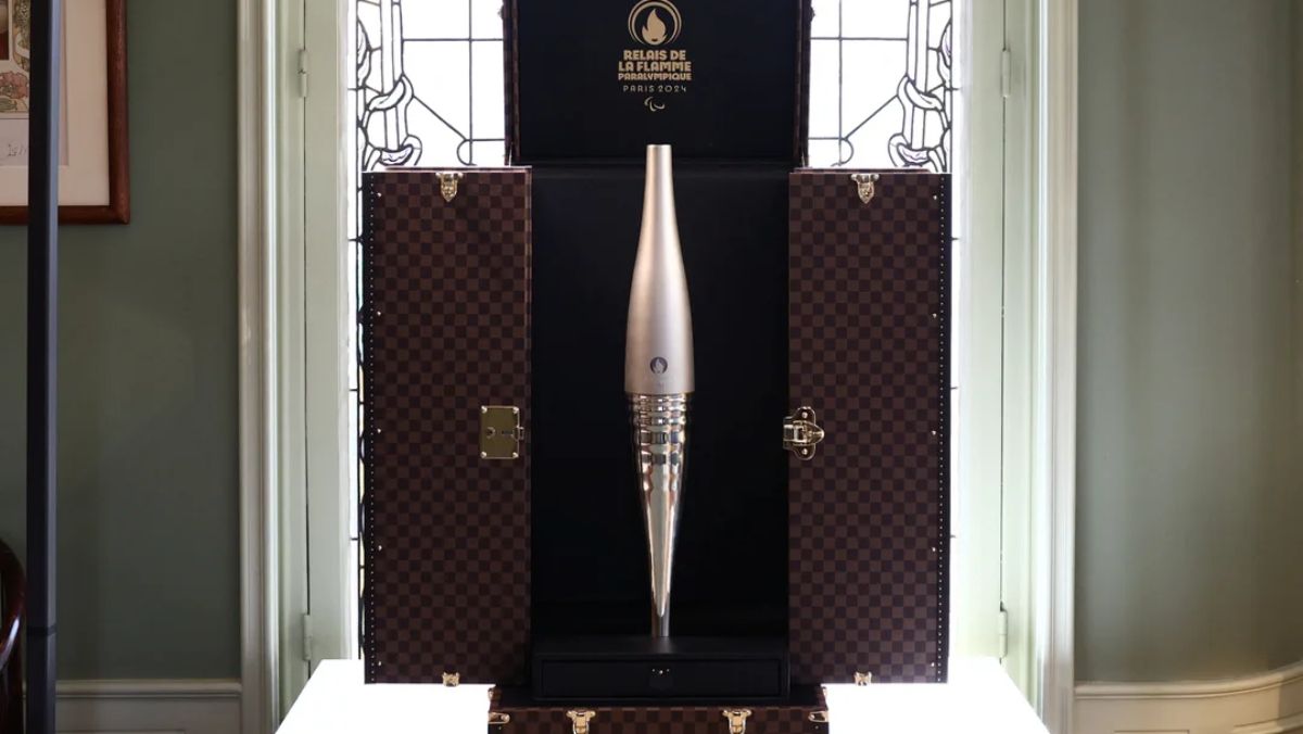 La llama olímpica nunca viajó con tanto glamour en la historia de los Juegos Olímpicos. En Paris 2024 viajará en baúl Louis Vuitton.