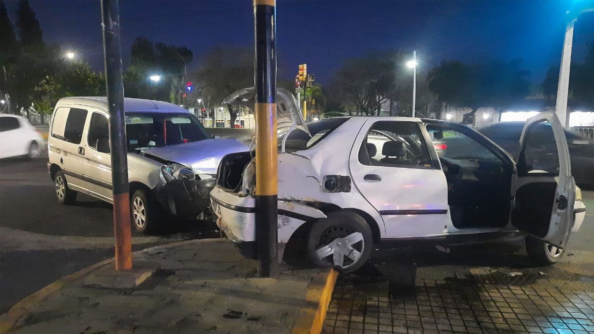 La pareja del Fiat Siena se baj&oacute; del auto y escap&oacute;.