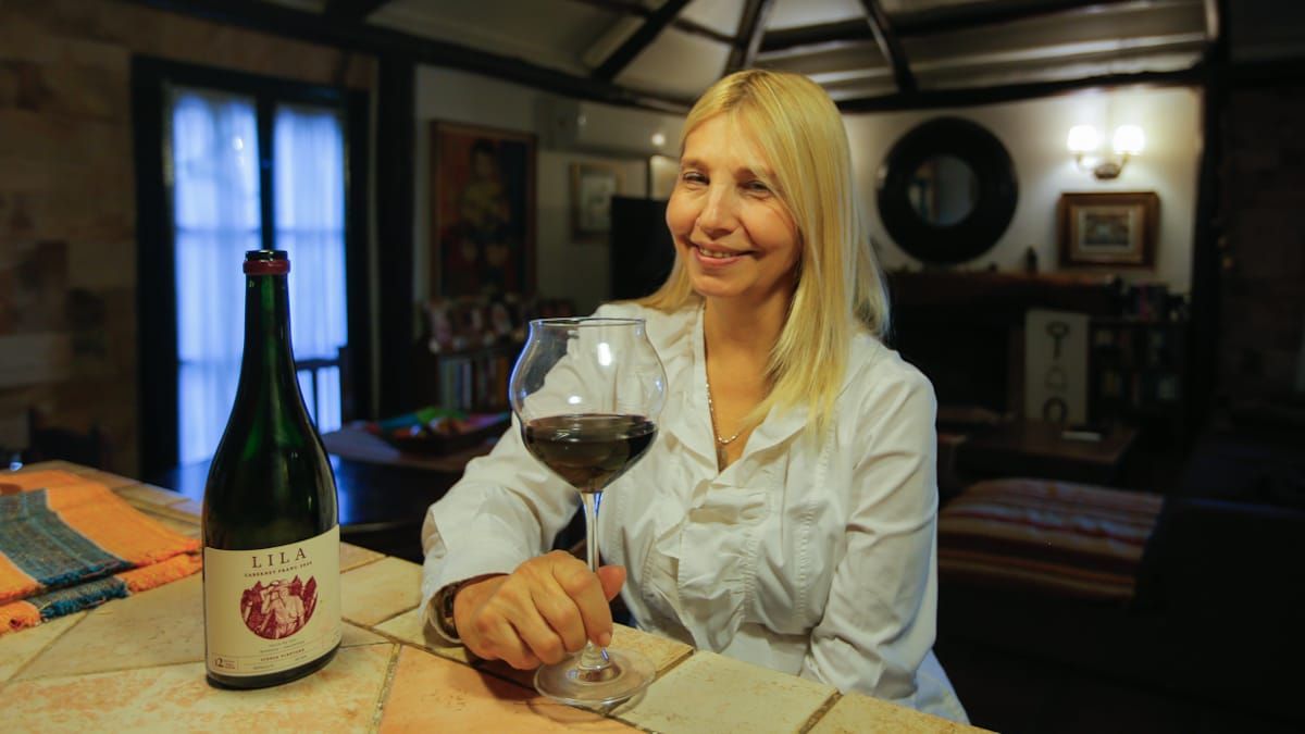 A Claudia le encanta descubrir vinos, como los de la bodega Lila Wines de La Consulta que acaban de ganar un premio en España. A Claudia le encanta descubrir vinos, como los de la bodega Lila Wines de La Consulta que acaban de ganar un premio en España.