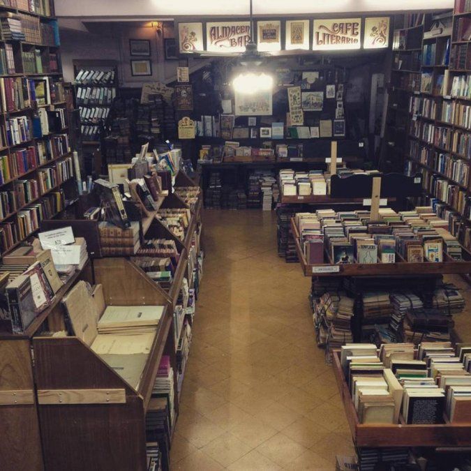 El gobierno pone restricciones a la importación de libros desde España.