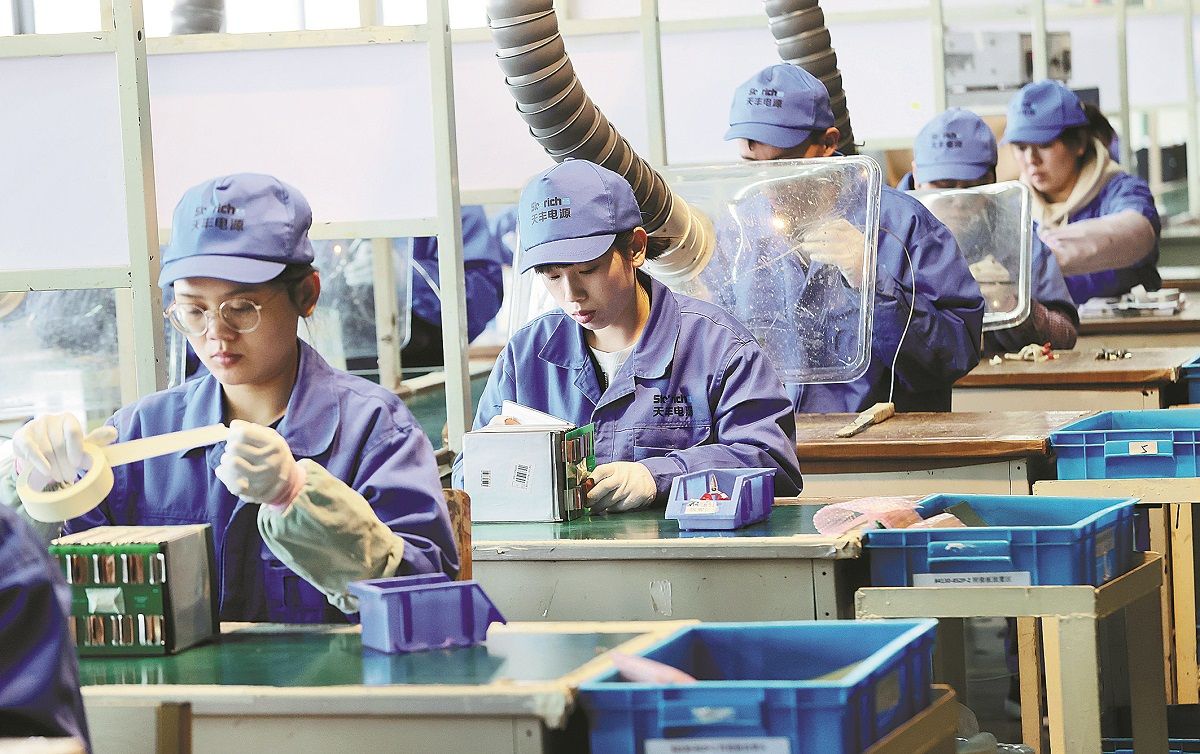 Los trabajadores producen baterías de ion de litio en una fábrica en Huzhou, provincia de Zhejiang. WANG SHUCHENG / PARA CHINA DAILY