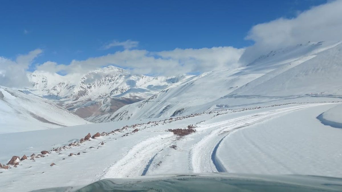 Una intensa nevada complicó la ruta en el paso Agua Negra, en San Juan, y quedó inhabilitado para todo tipo de vehículos.