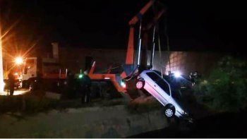 Video del espectacular rescate de una familia que cayó con su auto a un canal
