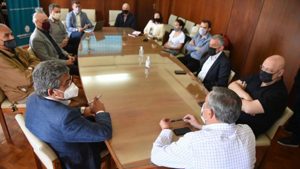Reunión del ministro de Economía, Enrique Vaquié (camisa blanca sentado en la punta de la mesa), con referentes del sector vitivinícola por la crisis del vidrio que causa el faltante de botellas.