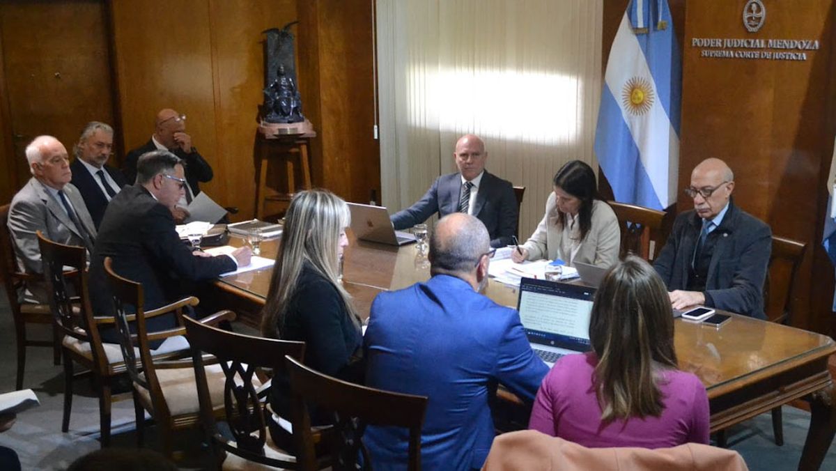 La audiencia para determinar el uso de celulares en las cárceles de Mendoza fue presidida por la ministra de la Corte Teresa Day, acompañada por los jueces Dalmiro Garay y José Valerio. La audiencia para determinar el uso de celulares en las cárceles de Mendoza fue presidida por la ministra de la Corte Teresa Day, acompañada por los jueces Dalmiro Garay y José Valerio.