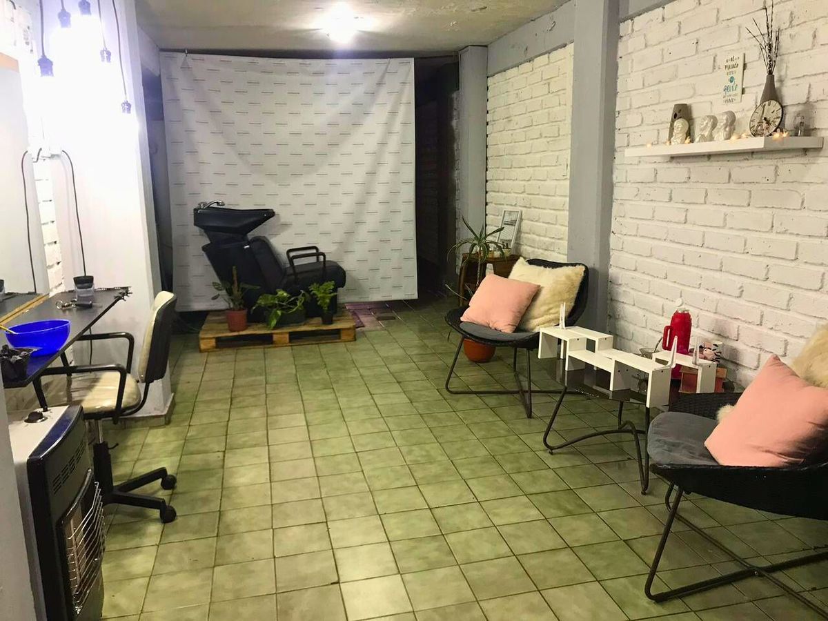 La primera peluquería "mini" en la cochera de su abuela. Todo a pulmón. La primera peluquería "mini" en la cochera de su abuela. Todo a pulmón.