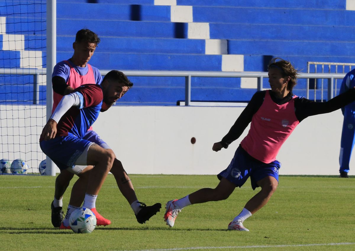 Esteban Solari, DT de Godoy Cruz le dio minutos de fútbol a sus jugadores en el renovado Feliciano Gambarte.