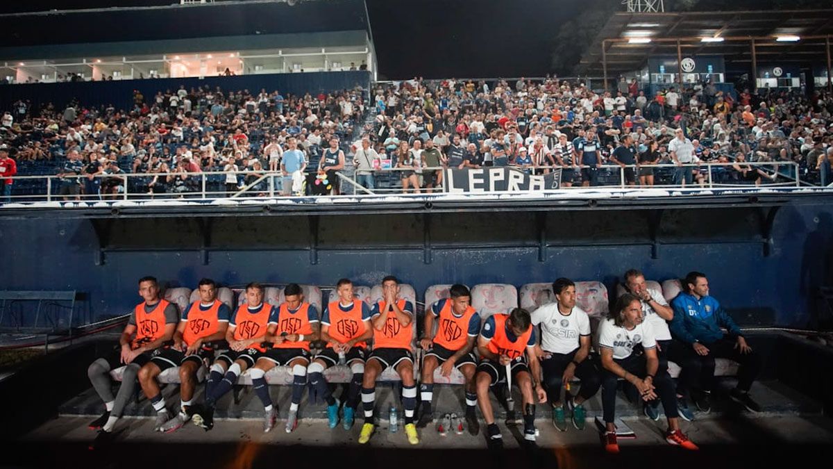 Ever Demaldé, junto a su cuerpo técnico y los jugadores suplentes.