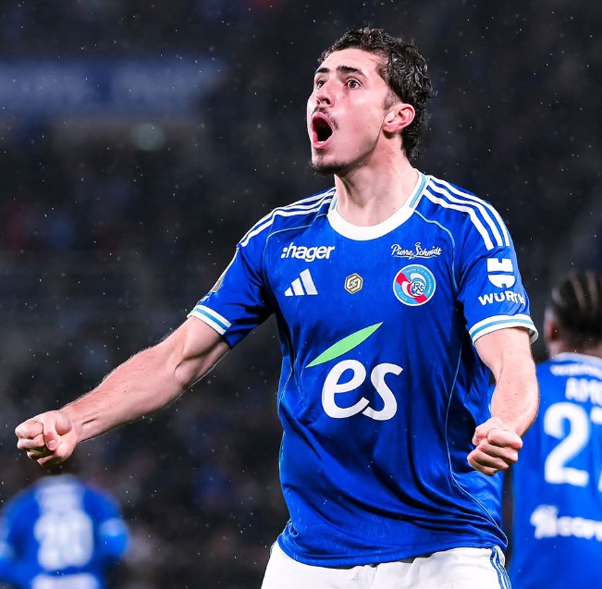 Otro festejo de Joaquín Panichelli en el Racing de Estrasburgo.