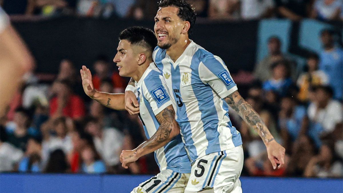 Thiago Almada festejaa su gol con Leandro Paredes.