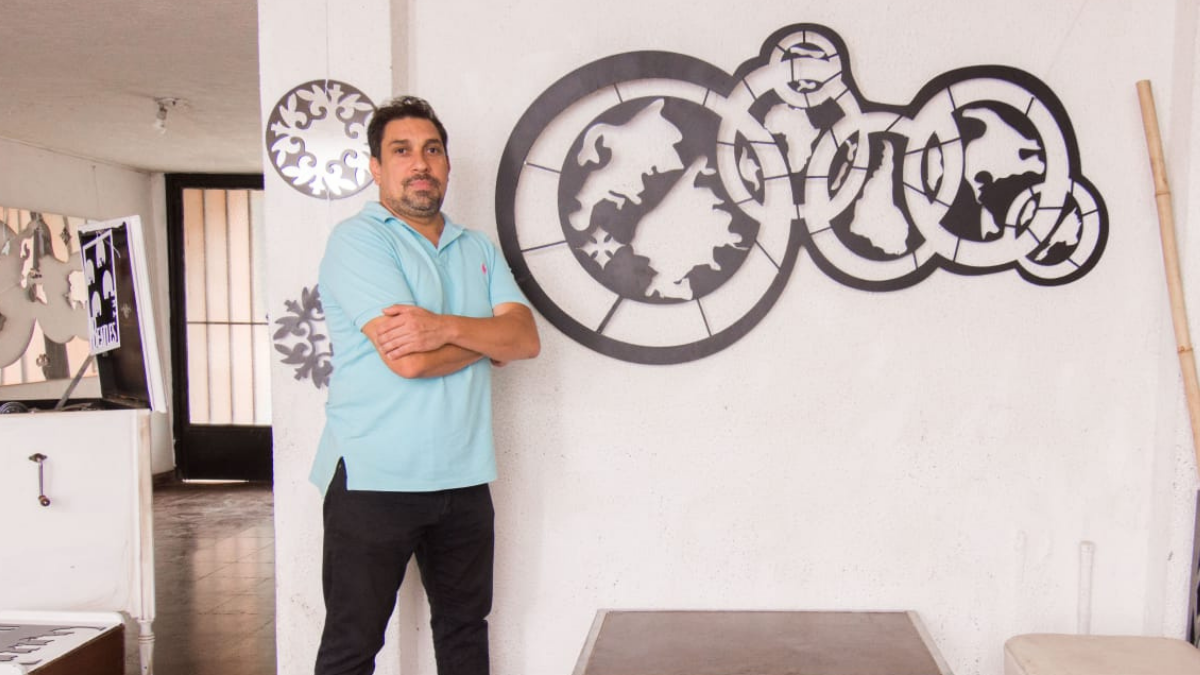 De empresario gastronómico a convertir chapas en objetos de arte  