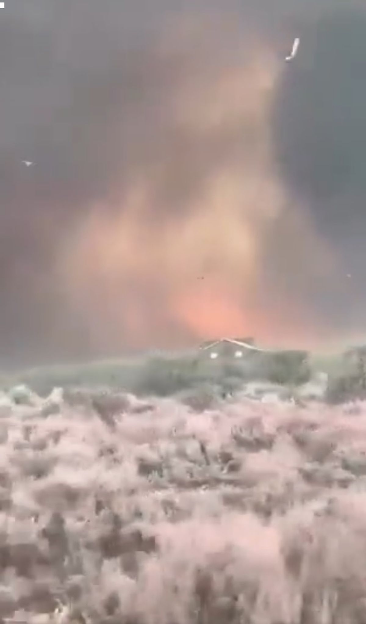 Los trabajos para contener los focos activos continúan y se prevé que las labores de extinción se extiendan en los próximos días Los trabajos para contener los focos activos continúan y se prevé que las labores de extinción se extiendan en los próximos días