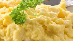 Recetas: respira hondo al saber el secreto de los huevos revueltos cremosos.